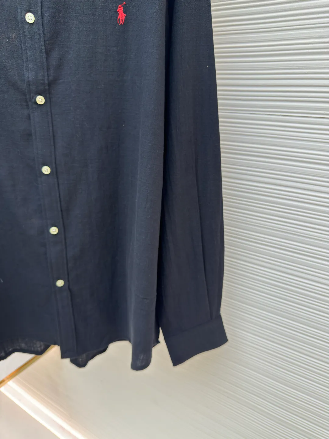 Ralph Lauren embroidered linen shirt ●Original version: Purchased and developed at 1690 ●Item number: 1680730-A75 ●Material: linen fabric ●Technology: embroidery production ●Version: fitted version ●Weight: about 250 grams ●Size: S-M-L-XL ●Description: Selected high-quality linen material with natural texture and breathability, firm and smooth, comfortable and skin-friendly, elegantly presented with a deep ink color The exquisite red pony mark is embellished, like a smart flame in the dark night. The clever design of the outer I-shaped pleated split back shoulder adds a sense of agility and detachment, and contains the soul of fashion in a minimalist shape. Adopt imported machine embroidery technology, use advanced computer control system and precision mechanical components to achieve the iconic pony embroidery operation with high precision and smooth and delicate lines. Adopting side-turning and embedded clamping stitching technology, it is smooth and tidy. The fabrics have been carefully washed and have a better feel and texture. They are not easy to deform, shrink or fade, and maintain long-term beauty. The overall wiring is straight and delicate, the fabric is comfortable and soft, and the color is consistent without color difference. It can be matched with the same style to create a fashionable look and control various occasions. Customized accessories, complete with three standards, same style for men and women!